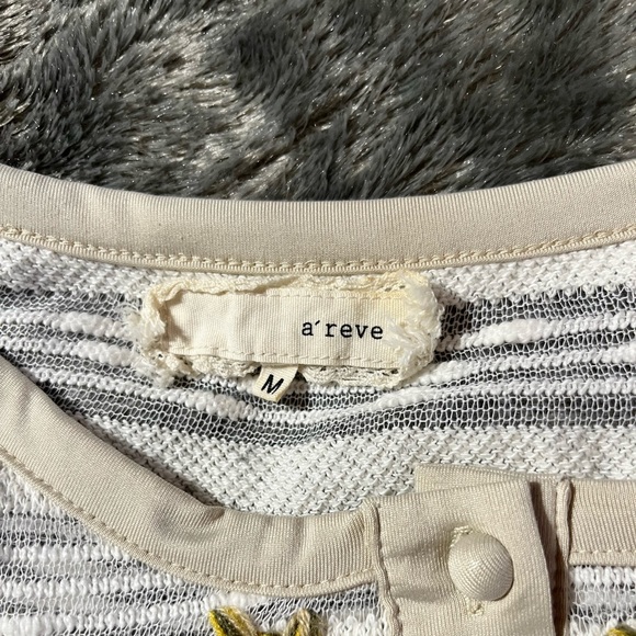 Embroidered 3/4 length sleeve lightweight sweater. - Picture 4 of 5